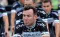 Mark Cavendish chute lors du sprint final de la première étape du Tour de France 2014