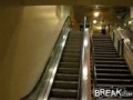 Regis prend l'escalator