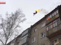 Une torche humaine saute du toit d'un immeuble
