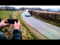 Rallye : Un pilote perd une roue qui fonce vers le public
