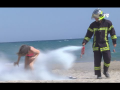 Rémi Gaillard se déguise en pompier et attaque les fumeurs