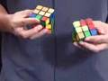 Il réussit deux Rubik's Cube en même temps en 47s !