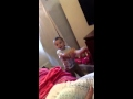 Un enfant s'amuse avec le jouet de sa maman