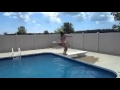 Fail : Fille sexy qui tente un backflip à la piscine