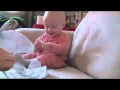 Bébé qui rigole quand son père déchire du papier