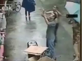 Un homme attrape un bébé d'un an qui chute d'une fenêtre sous une pluie torrentielle