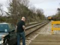 Une voiture échappe de peu à l'accident avec un train