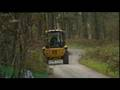 Une voiture de rallye croise un tracteur en pleine spéciale