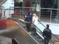 Comment une blonde se sert-elle d'un escalator ?