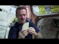 Préparation d'un sandwich dans l'Espace par Chris Hadfield
