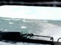 Un iceberg attaque un bateau avec un tsunami