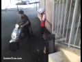 Régis fait du scooter pour la première fois