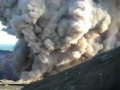 Volcan en éruption lors d'une visite de touristes