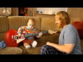Un bébé génie guitariste
