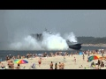 Un énorme hovercraft débarque sur une plage russe