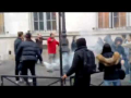 Video : Un mec frappe un lycéen à coups d'extincteur devant un lycée à Paris