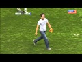 Un fan rentre sur le terrain pour serrer la main de Messi