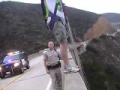 Un parachutiste saute d'un pont