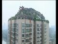 Un riche chinois doit raser son chateau construit en haut d'un immeuble
