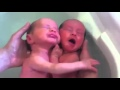 Des bébés jumeaux qui ne réalisent pas leur naissance