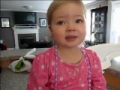 Une petite fille de 2 ans chante la chanson "Someone like you" d'Adèle
