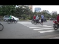 Traverser la rue au Vietnam peut s'avérer compliqué