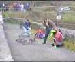 Cyclisme : Il provoque une chute et se fait passer par dessus un pont