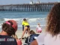 La surfeuse Anastasia Ashley se déhanche sur la plage