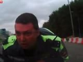 Un automobiliste inconscient emporte un agent de police sur son capot