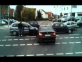 Un conducteur idiot en BMW crée un accident