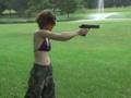 La copine de régis apprend à tirer au pistolet.