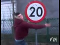 Un coup de point dans un panneau de signalisation