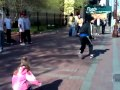 Une petite fille imite des danseurs de rue