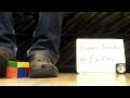 Résoudre un Rubik's cube avec les pieds et des crocs