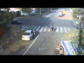Accident entre une voiture et un camion, un cycliste échappe à la mort !