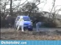 Un pilote de rallye oublie son copilote...