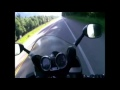 Un motard percute un ours à pleine vitesse