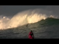 Du surf au milieu de vagues géantes de Belharra en France
