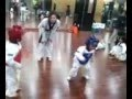 Combat de Taekwondo entre deux enfants