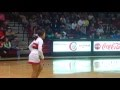 Une cheerleader marque un panier de dingue !