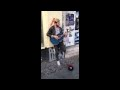 Un chanteur de rue tombe sur le vrai chanteur !