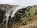 L'eau d'une cascade remonte à cause du vent