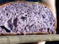 Un pain violet riche en fibres est prêt à envahir votre table