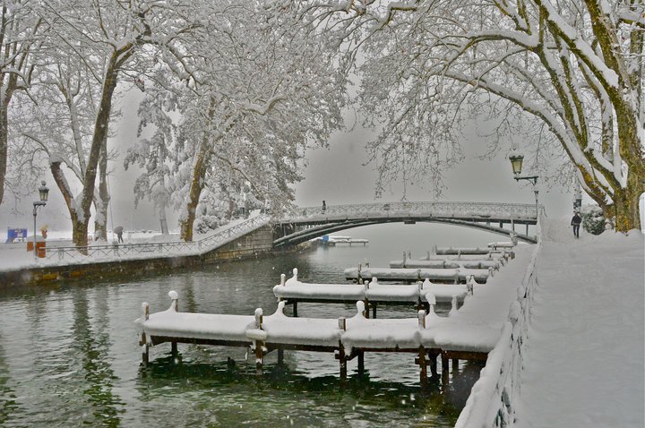 Pont des Amours à Annecy sous la neige