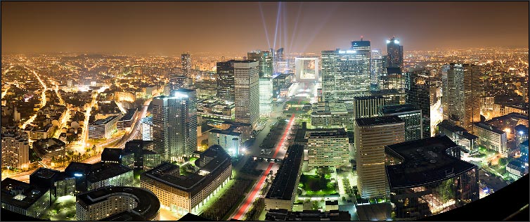 Paris la Defense de nuit